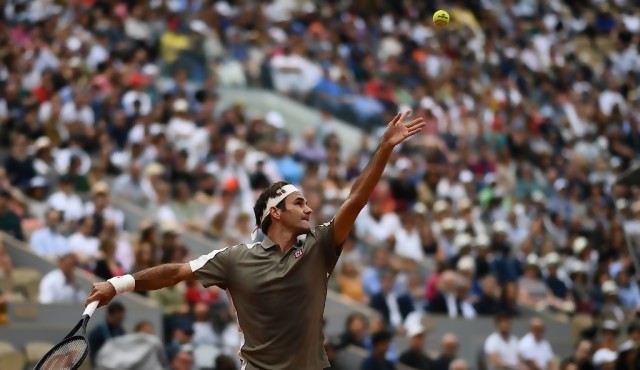 Federer gana sin apuros en su regreso a Roland Garros
