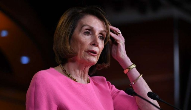 Líder demócrata critica Facebook por negarse a borrar un video manipulado de ella