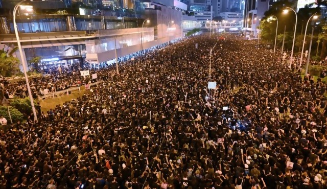 Otra megamanifestación en Hong Kong fuerza a jefa de gobierno a pedir “disculpas”