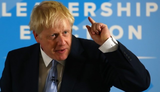 Boris Johnson llamó “mierdas” a los franceses pero la frase fue cortada