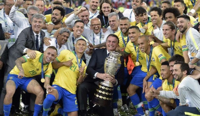 Bolsonaro, entre aplausos y abucheos, posó con la copa y los jugadores
