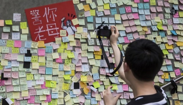 Los “muros de Lennon” con mensajes contra el gobierno florecen en Hong Kong
