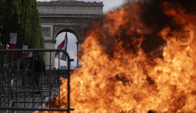 Tensión entre policías y manifestantes empañan desfile del 14 de julio en Francia