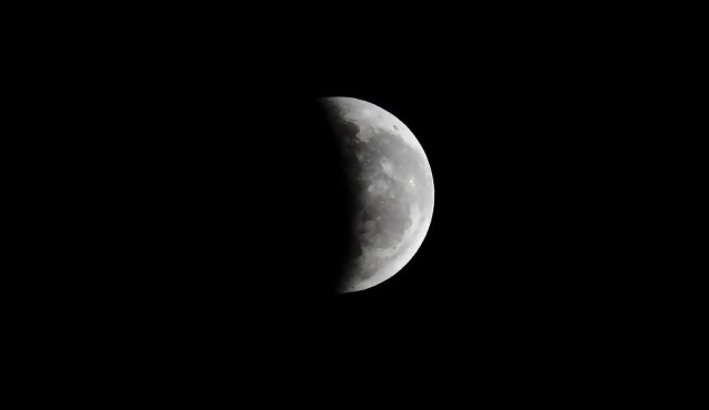 Cómo ver el eclipse de Luna, una “prueba” contra el terraplanismo
