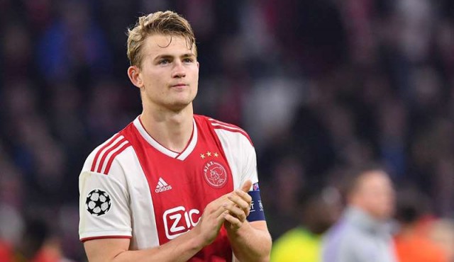 El holandés Matthijs De Ligt llegó a Turín​ para firmar con Juventus