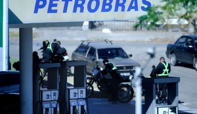 Gobierno acuerda retiro de Petrobras y asume sus servicios