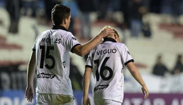 Wanderers no pudo con Corinthians