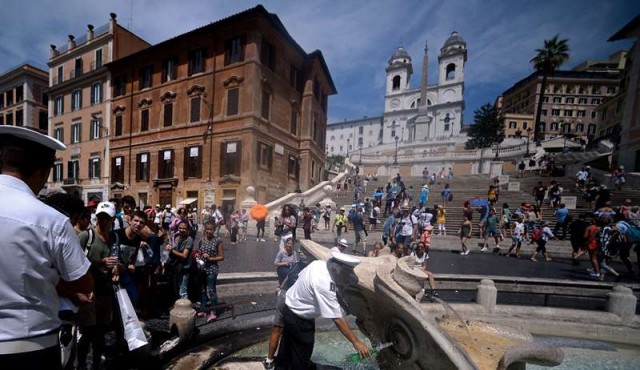Prohibido en Roma sentarse en las populares escalinatas de la Plaza de España