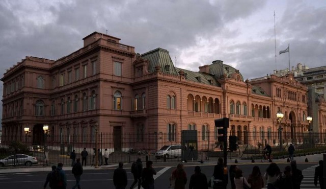 Las disculpas de Macri y los buenos deseos de Fernández buscan calmar a Argentina