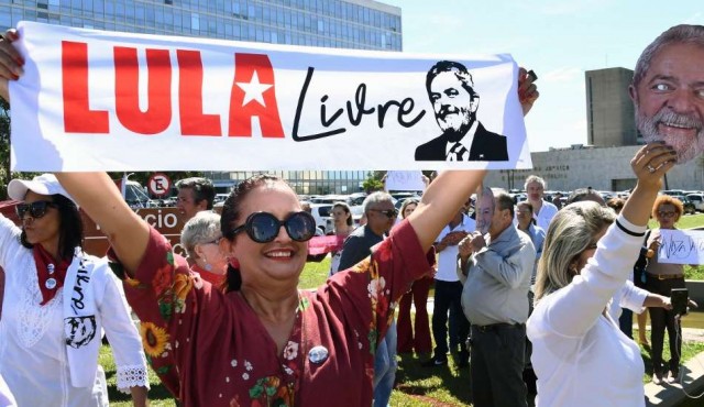 Fórmula del kirchnerismo encabeza reclamo por libertad de Lula