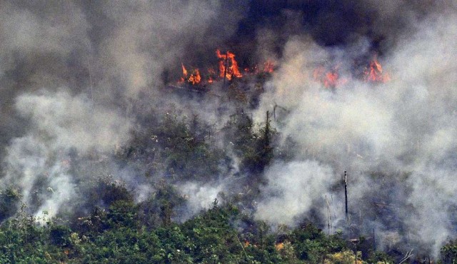 Bolsonaro moviliza tropas contra incendios en la Amazonía y rechaza presión internacional