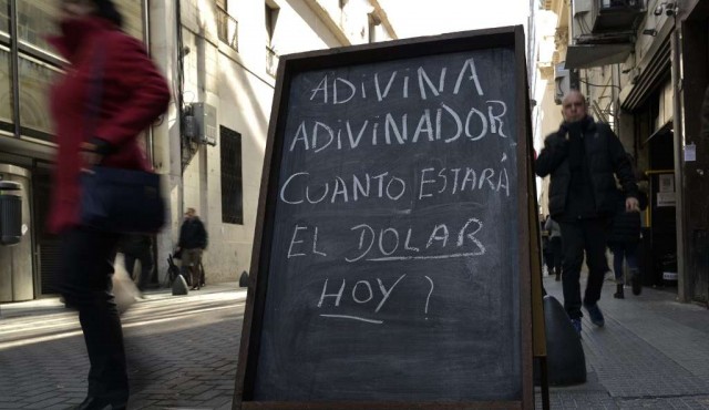 “Blue” o “cuevas”: la jerga del dólar que resurge con la crisis argentina