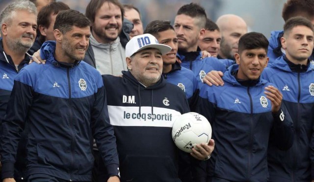 Maradona tuvo un emotivo recibimiento en su primera práctica en Gimnasia
