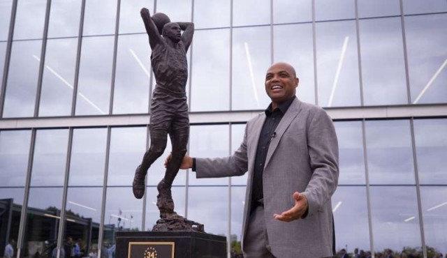 Los Filadelfia 76ers dieron a conocer una estatua de Charles Barkley