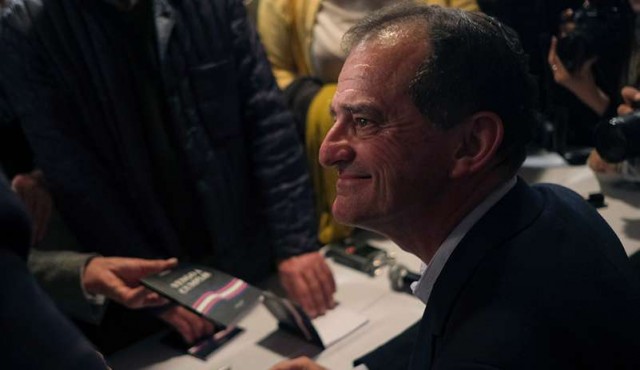 Manini presentó un libro de “respuesta” y “desmentido”