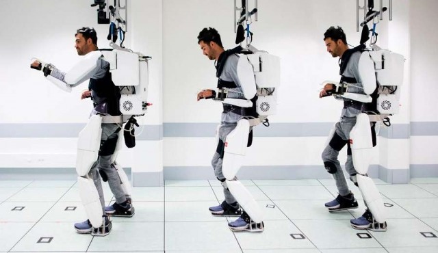 Un tetrapléjico logra caminar gracias a un exoesqueleto conectado al cerebro