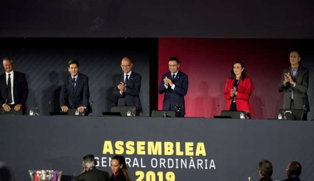 Los socios del Barcelona aprueban retirar condecoraciones a Franco