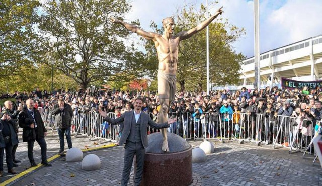Ibrahimovic inauguró una estatua con su efigie en su ciudad natal