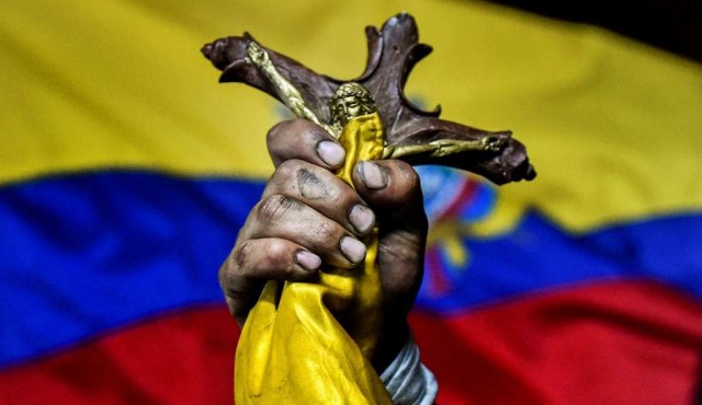 Ecuador pone fin a violenta crisis con acuerdo que reinstala subsidios