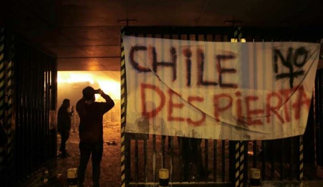 Santiago de Chile en llamas, el precio del boleto del metro prendió la mecha