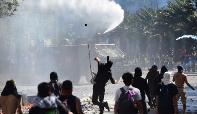 Toque de queda por tercera noche en Chile tras estallido social que dejó 11 muertos
