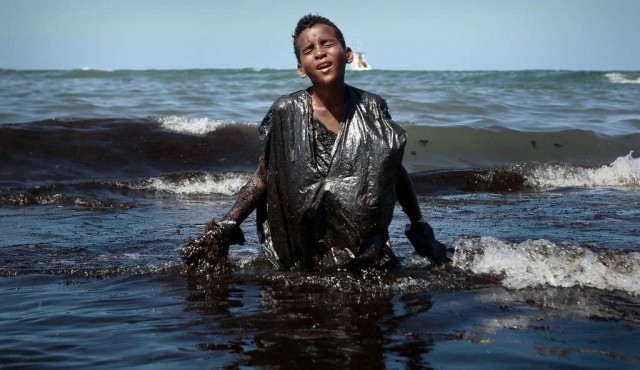 Un niño cubierto de petróleo: la catástrofe de la costa noreste de Brasil en imagen