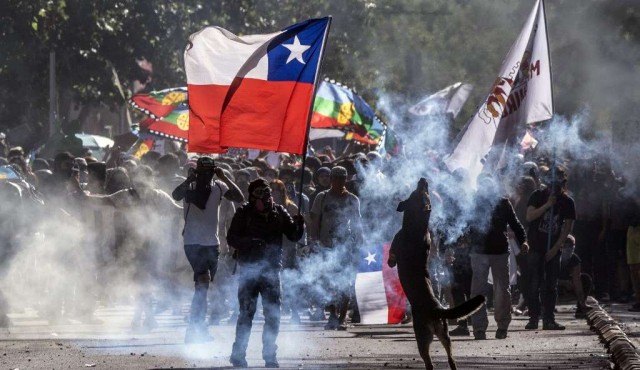 Piñera cambia gabinete y se reanudan protestas violentas en Chile