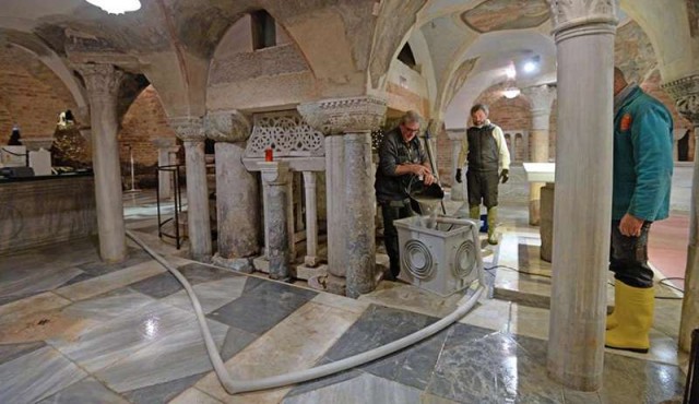 Los mosaicos y columnas de basílica de San Marcos de Venecia dañados por la inundación