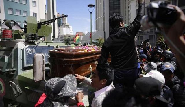 La policía dispersó una marcha con féretros de fallecidos en La Paz