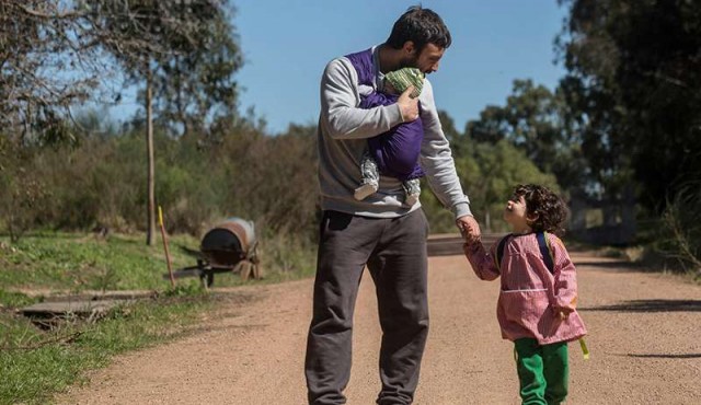 CdF expone muestra sobre padres uruguayos y suecos que cuidan de sus hijos