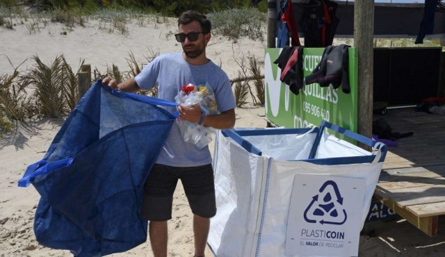 Una moneda virtual busca limpiar el plástico de la playa en Piriápolis