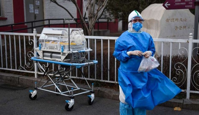 La OMS preocupada por el coronavirus, primera muerte de un europeo