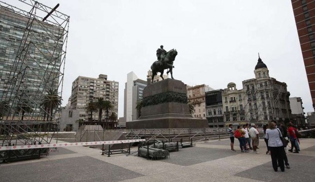 La Plaza Independencia se prepara para la asunción de Lacalle Pou