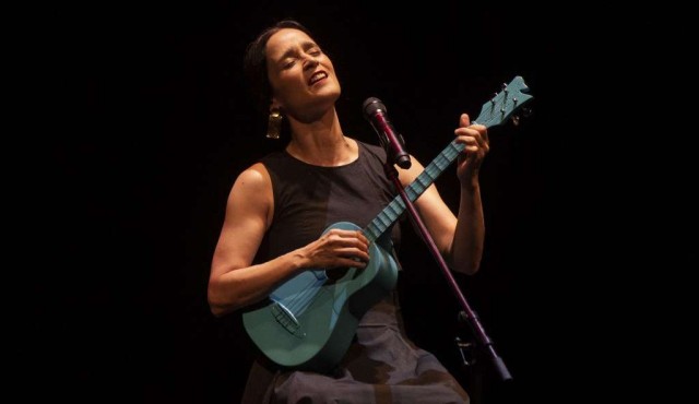 Julieta Venegas le canta a las “Mujeres” y a la lucha feminista