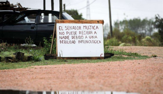 Mujica pone cartel en su casa para no recibir visitas