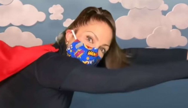 Gloria Estefan recupera un éxito de los '80 y canta “ponte la máscara”