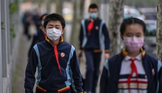 Los estudiantes chinos vuelven a clase con grandes medidas de seguridad y temor al coronavirus