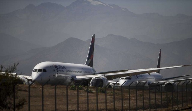 Asfixiada por la pandemia, aerolínea LATAM pide acogerse a ley de bancarrota en EEUU