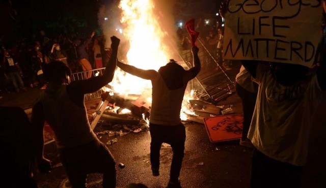 EEUU vive otra jornada de protestas marcada por los disturbios