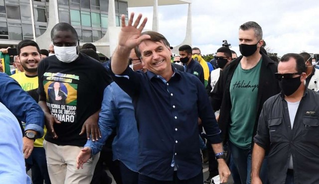 Bolsonaro da positivo al nuevo coronavirus y se mantiene desafiante