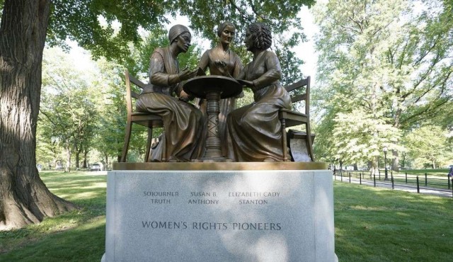 Inauguran la primera estatua de “mujeres verdaderas” en el Central Park de Nueva York