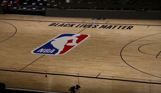 Jugadores de NBA acuerdan terminar boicot por racismo y reanudar playoffs