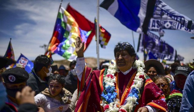 Multitudinaria caravana recibe a Morales en Bolivia: “Evo es como nosotros”