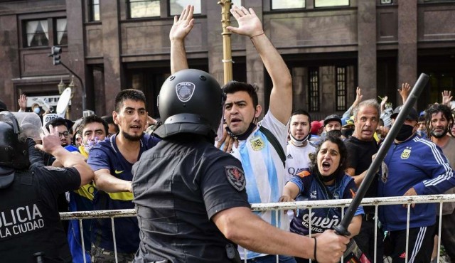 Incidentes alrededor de sede de Gobierno argentino en despedida a Maradona