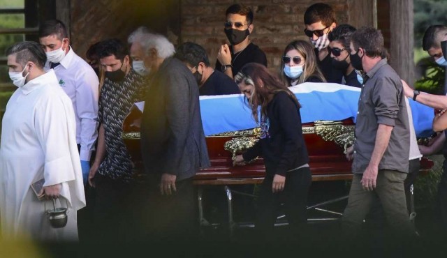 Entre el caos y la tristeza, Argentina y el mundo dieron su “último adiós” al ídolo Maradona