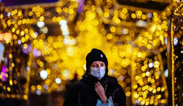OMS pide que se use mascarilla en las reuniones familiares de Navidad en Europa
