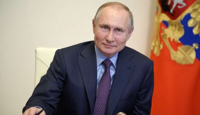 Putin firma la ley que le permite optar a dos mandatos más en Rusia