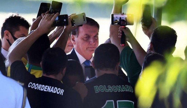 Instituto brasileño urge a un confinamiento que Bolsonaro niega