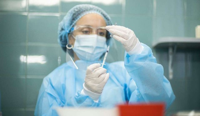 Infección con covid: cuánto dura la inmunidad, de qué depende el nivel de anticuerpos y cómo se relaciona con la vacuna
