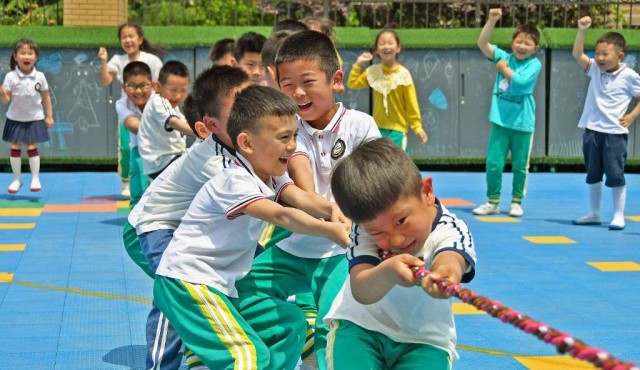 China autoriza tener tres hijos por familia